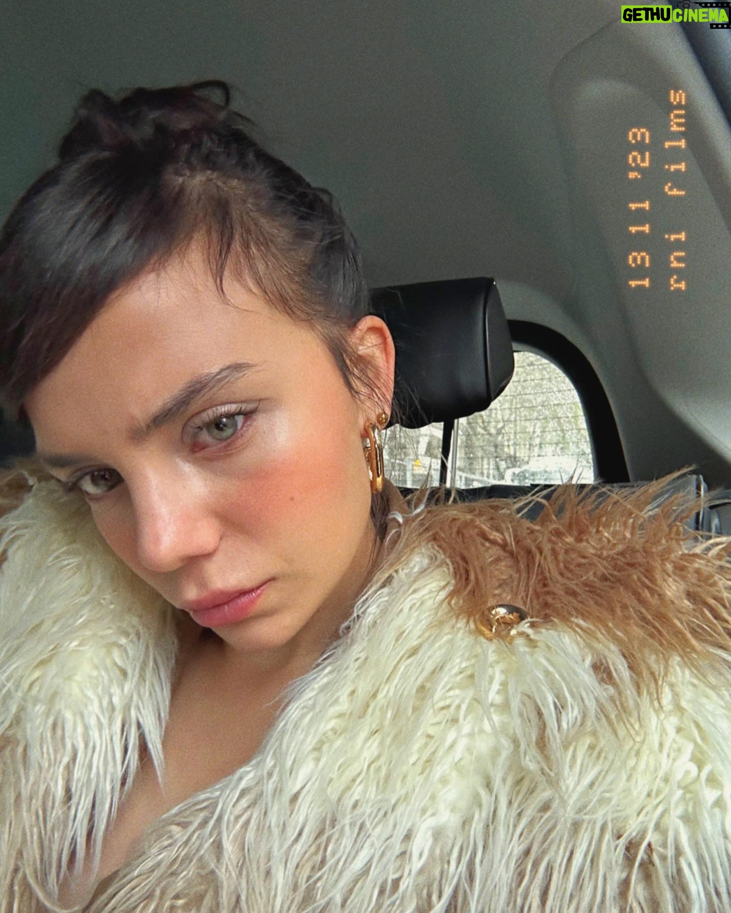 Bahar Şahin Instagram - Bugün biraz kürk mantolu Madonnayım