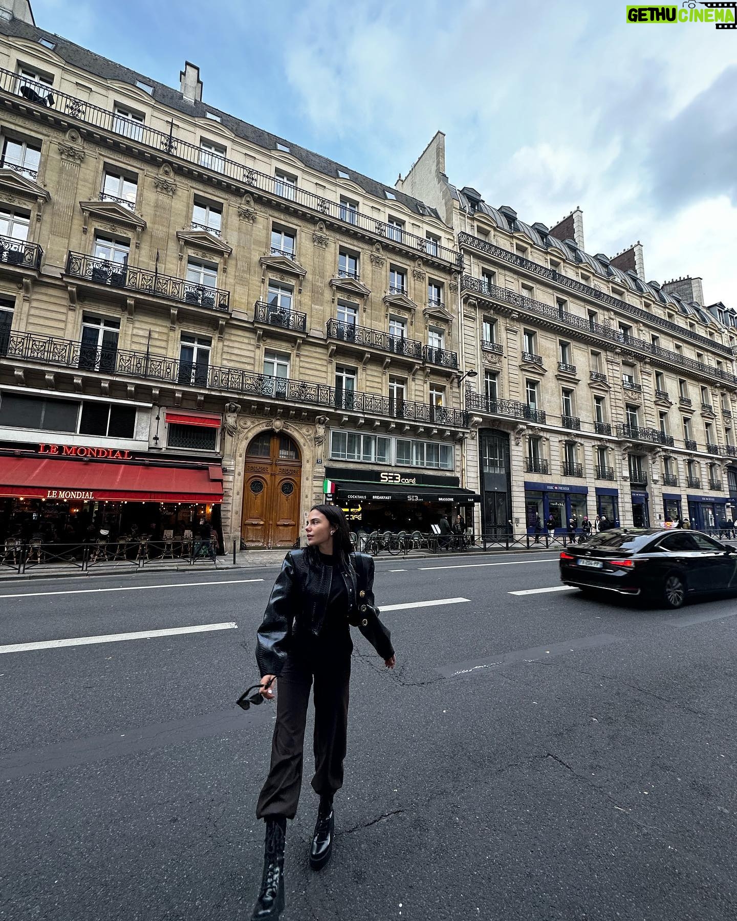 Bahar Şahin Instagram - Parisin kedileriyle hasbihâl bir başka oluyor 🪽