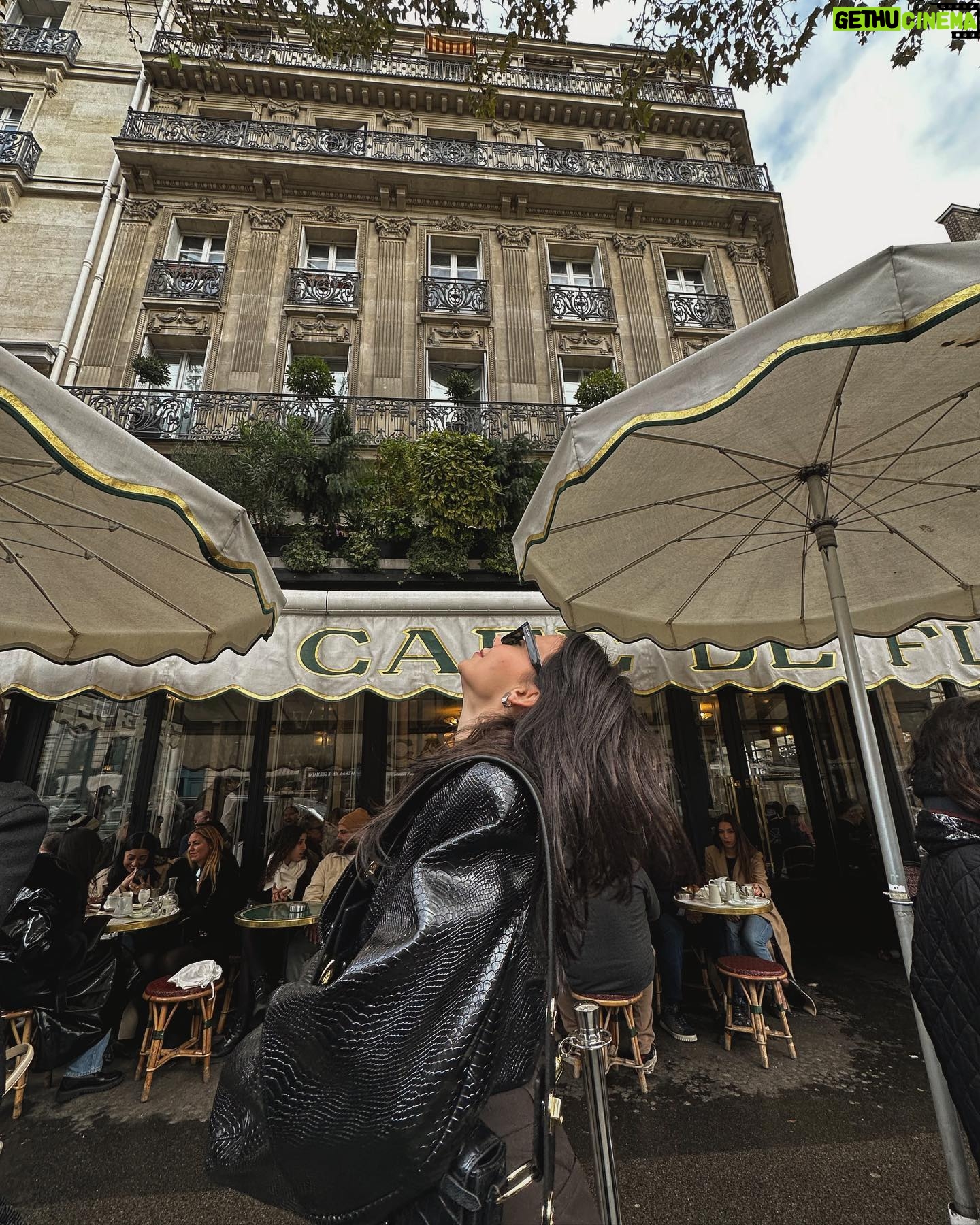Bahar Şahin Instagram - Parisin kedileriyle hasbihâl bir başka oluyor 🪽