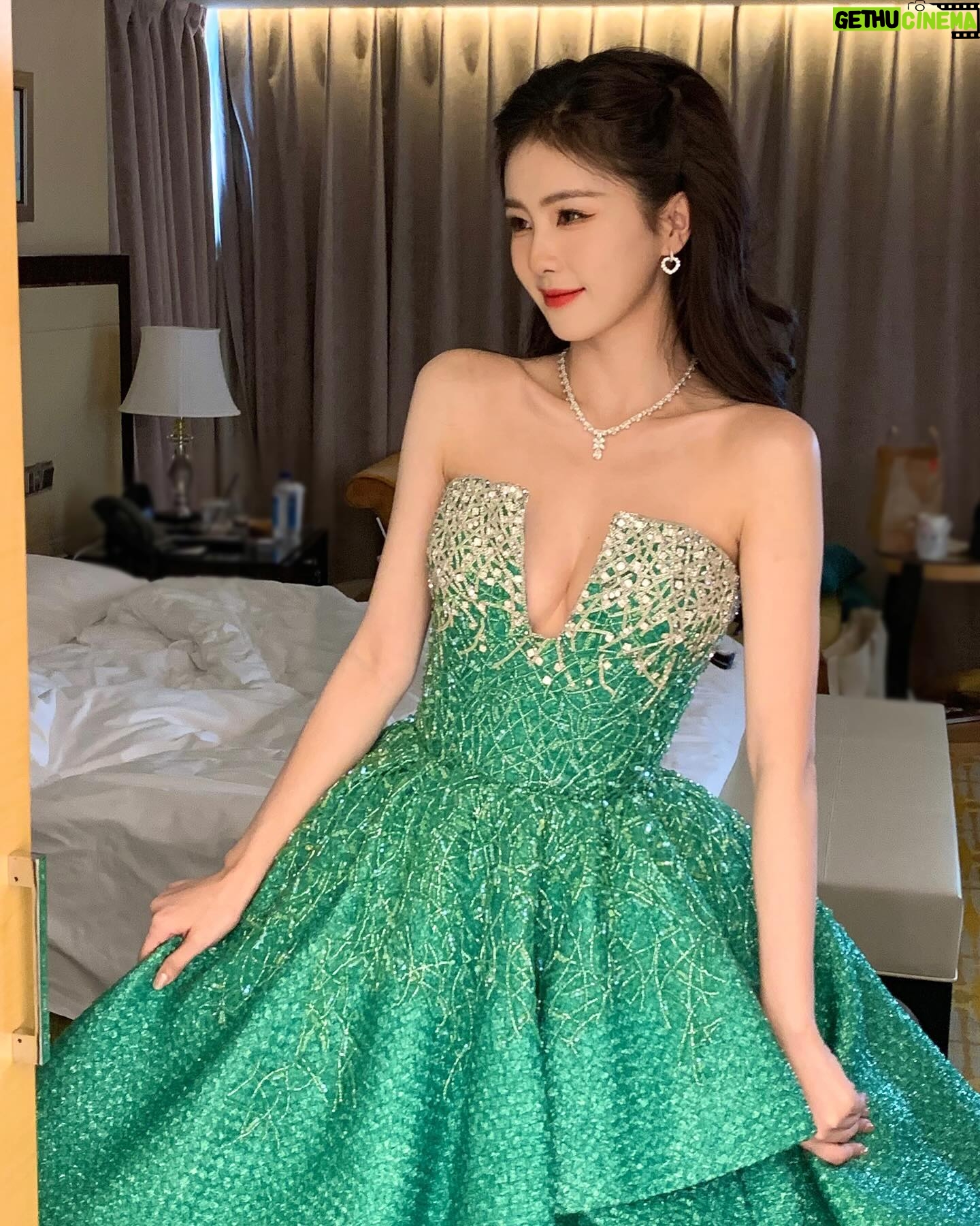 Bai Lu - 358.6K Likes - 🍃
