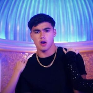 Bailey May Instagram - #nowunitedleanonme out now 💕