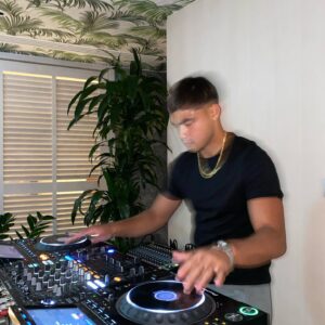 Bailey May Instagram - New job guys, stay tuned.