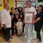 Baim Wong Instagram – Pulang dari Sumbawa,saya melayat ke rumah Bella. 
Bella adalah staff TWE, manager Fiki Naki. 
Kita semua kehilangan dia sejak lusa kemarin. 
Alhamdulilah ketika saya datang, semua keluarganya sudah merelakan, dan semua baik2 saja, dan kami semua bisa tersenyum mengikhlaskan kepergian orang yg baik. 

Bella ini orang yg baik,sangat pekerja keras, gigih, dan selalu ingin menjadi lebih baik, bangga saya selama ini menjadi bagian dari hidup dia. 

Minta doanya 🙏
Love always Bella ❤️