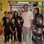 Baim Wong Instagram – Pulang dari Sumbawa,saya melayat ke rumah Bella. 
Bella adalah staff TWE, manager Fiki Naki. 
Kita semua kehilangan dia sejak lusa kemarin. 
Alhamdulilah ketika saya datang, semua keluarganya sudah merelakan, dan semua baik2 saja, dan kami semua bisa tersenyum mengikhlaskan kepergian orang yg baik. 

Bella ini orang yg baik,sangat pekerja keras, gigih, dan selalu ingin menjadi lebih baik, bangga saya selama ini menjadi bagian dari hidup dia. 

Minta doanya 🙏
Love always Bella ❤️