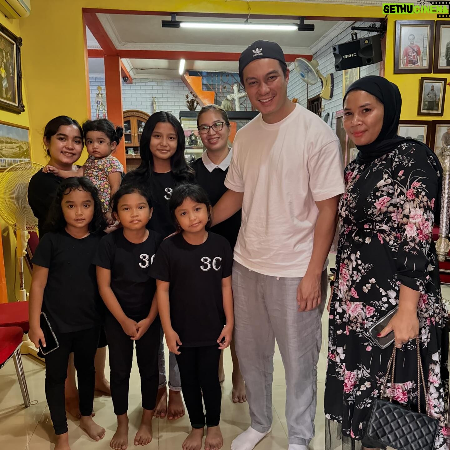 Baim Wong Instagram - Pulang dari Sumbawa,saya melayat ke rumah Bella. Bella adalah staff TWE, manager Fiki Naki. Kita semua kehilangan dia sejak lusa kemarin. Alhamdulilah ketika saya datang, semua keluarganya sudah merelakan, dan semua baik2 saja, dan kami semua bisa tersenyum mengikhlaskan kepergian orang yg baik. Bella ini orang yg baik,sangat pekerja keras, gigih, dan selalu ingin menjadi lebih baik, bangga saya selama ini menjadi bagian dari hidup dia. Minta doanya 🙏 Love always Bella ❤️