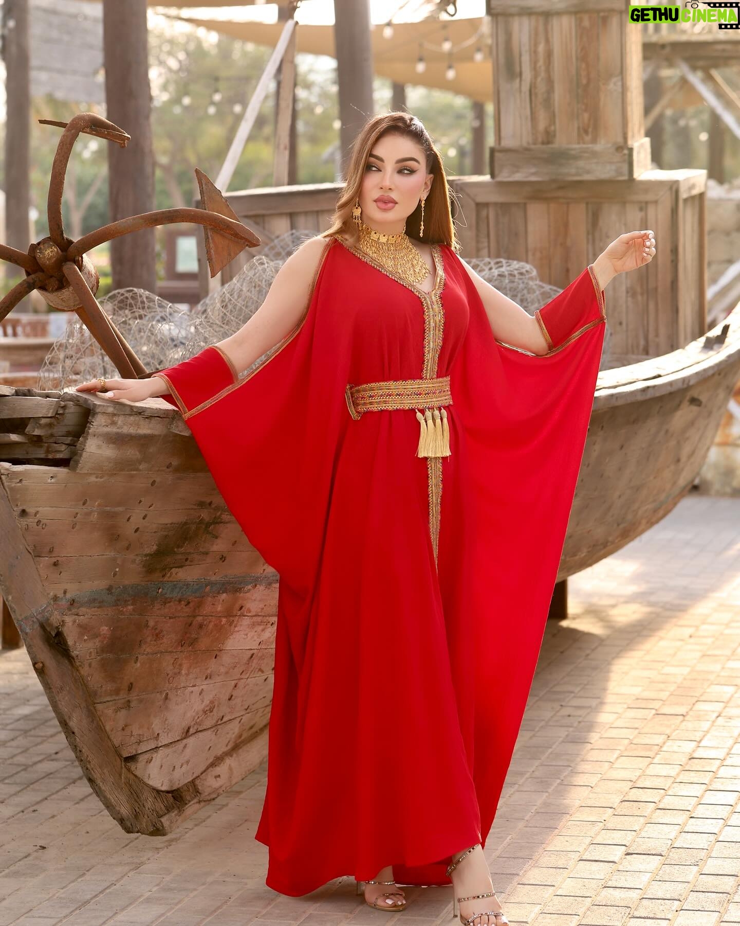 Ban Adnan Instagram - لمحبي الاحمر والذهبي ♥️♥️♥️♥️ جلابية: @ishtarfashion Hairstyle: @joey_hassoun