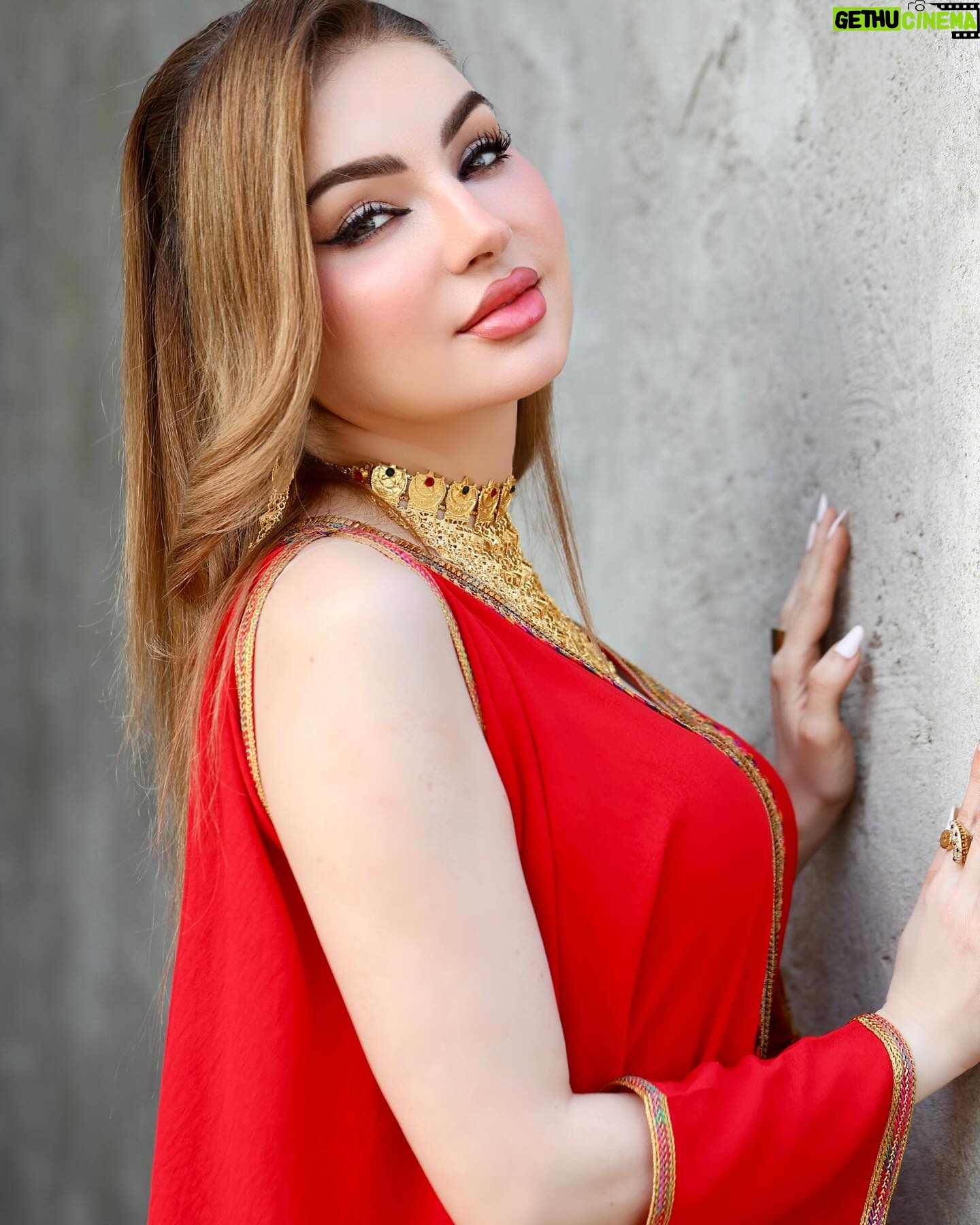 Ban Adnan Instagram - لمحبي الاحمر والذهبي ♥️♥️♥️♥️ جلابية: @ishtarfashion Hairstyle: @joey_hassoun