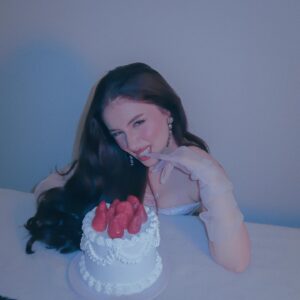 Bana Shirwan Instagram - "Make a wish" 🎂🍓✨