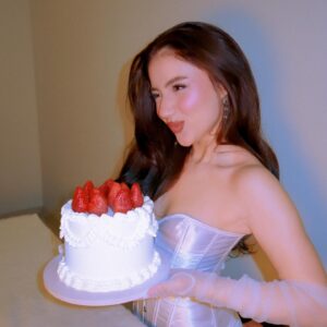 Bana Shirwan Instagram - "Make a wish" 🎂🍓✨