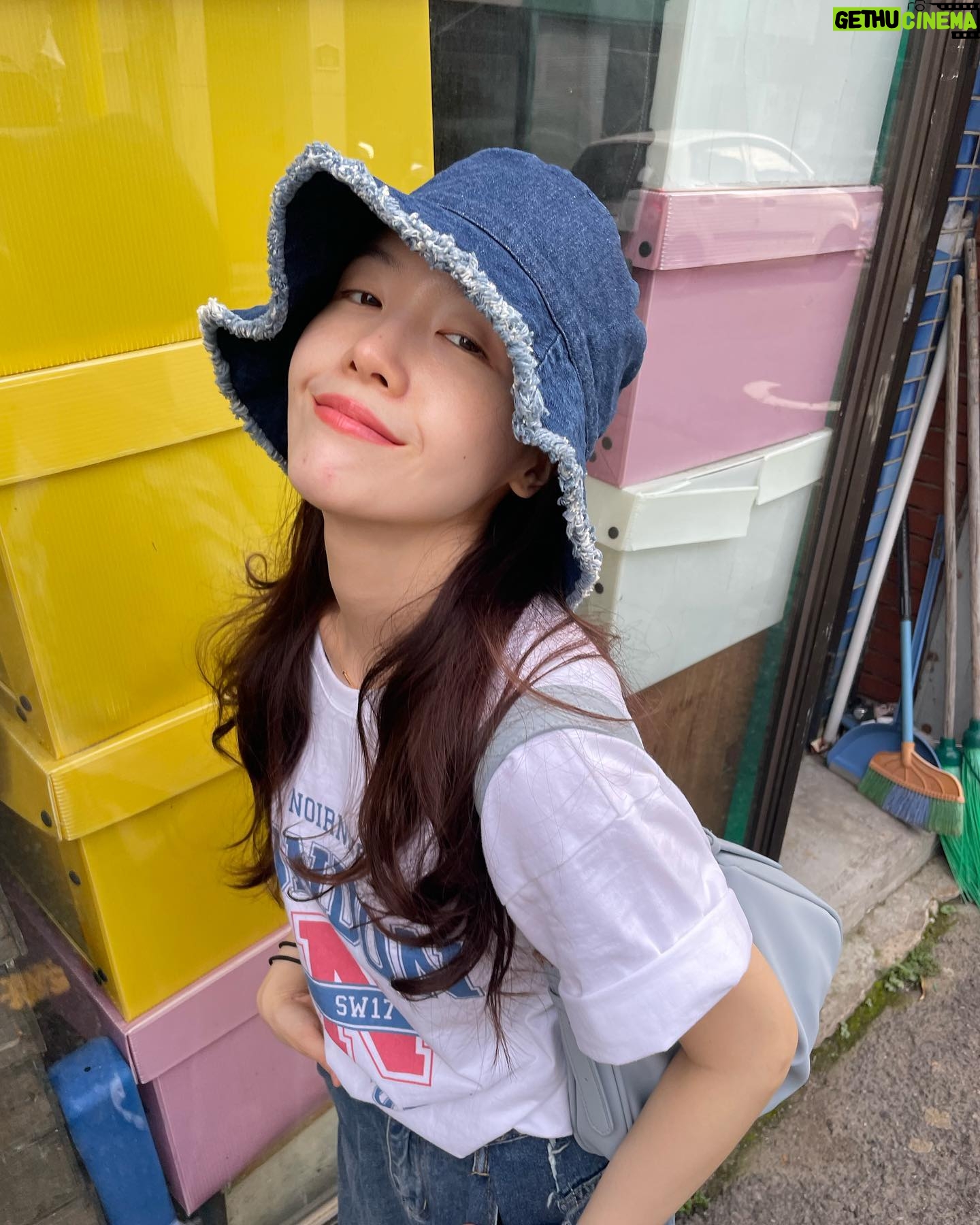 Bang Min-ah Instagram - ⠀ 더우면 다 포기하게 돼 겨울에 다시 가야지🤖