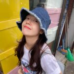 Bang Min-ah Instagram - ⠀ 더우면 다 포기하게 돼 겨울에 다시 가야지🤖