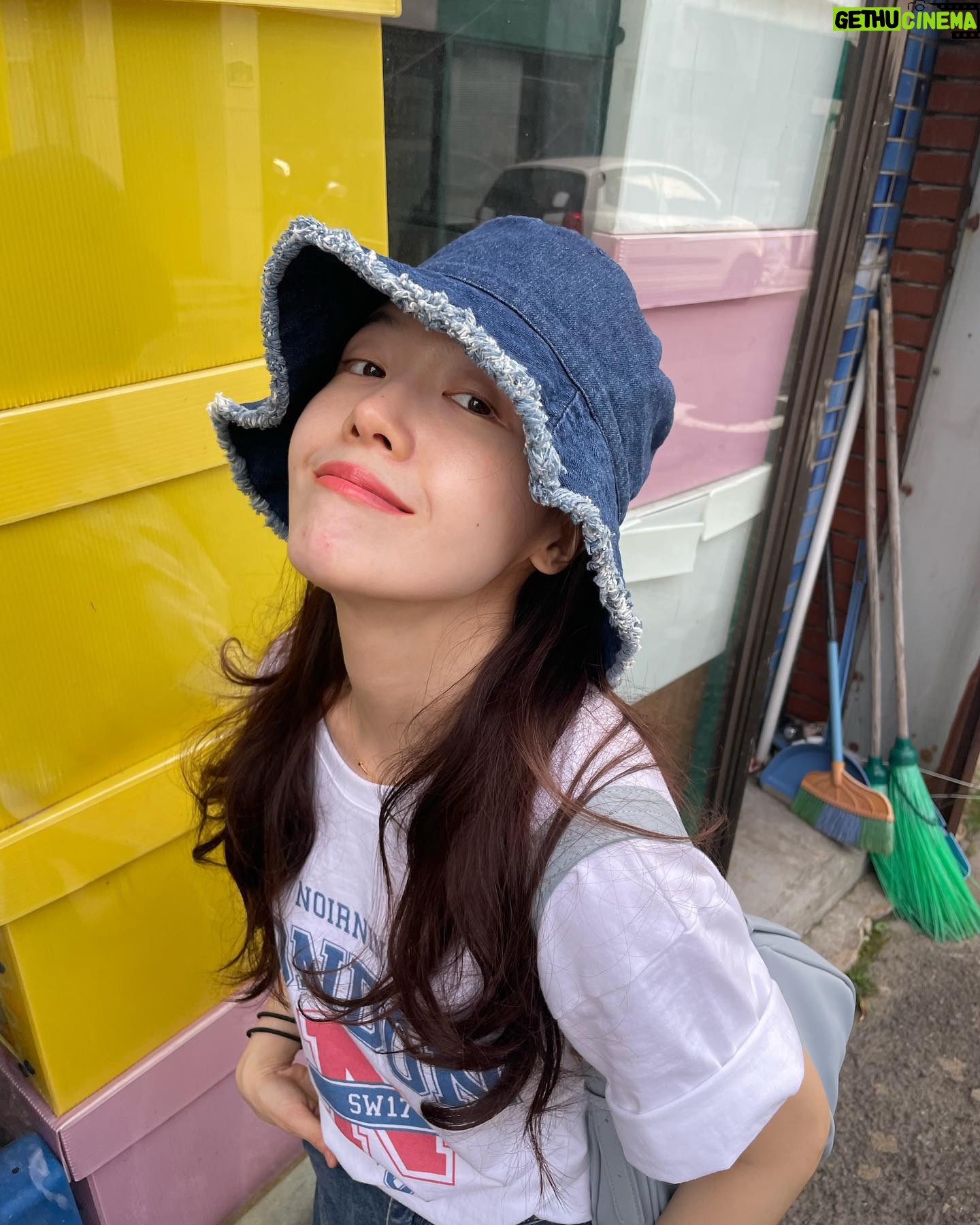 Bang Min-ah Instagram - ⠀ 더우면 다 포기하게 돼 겨울에 다시 가야지🤖