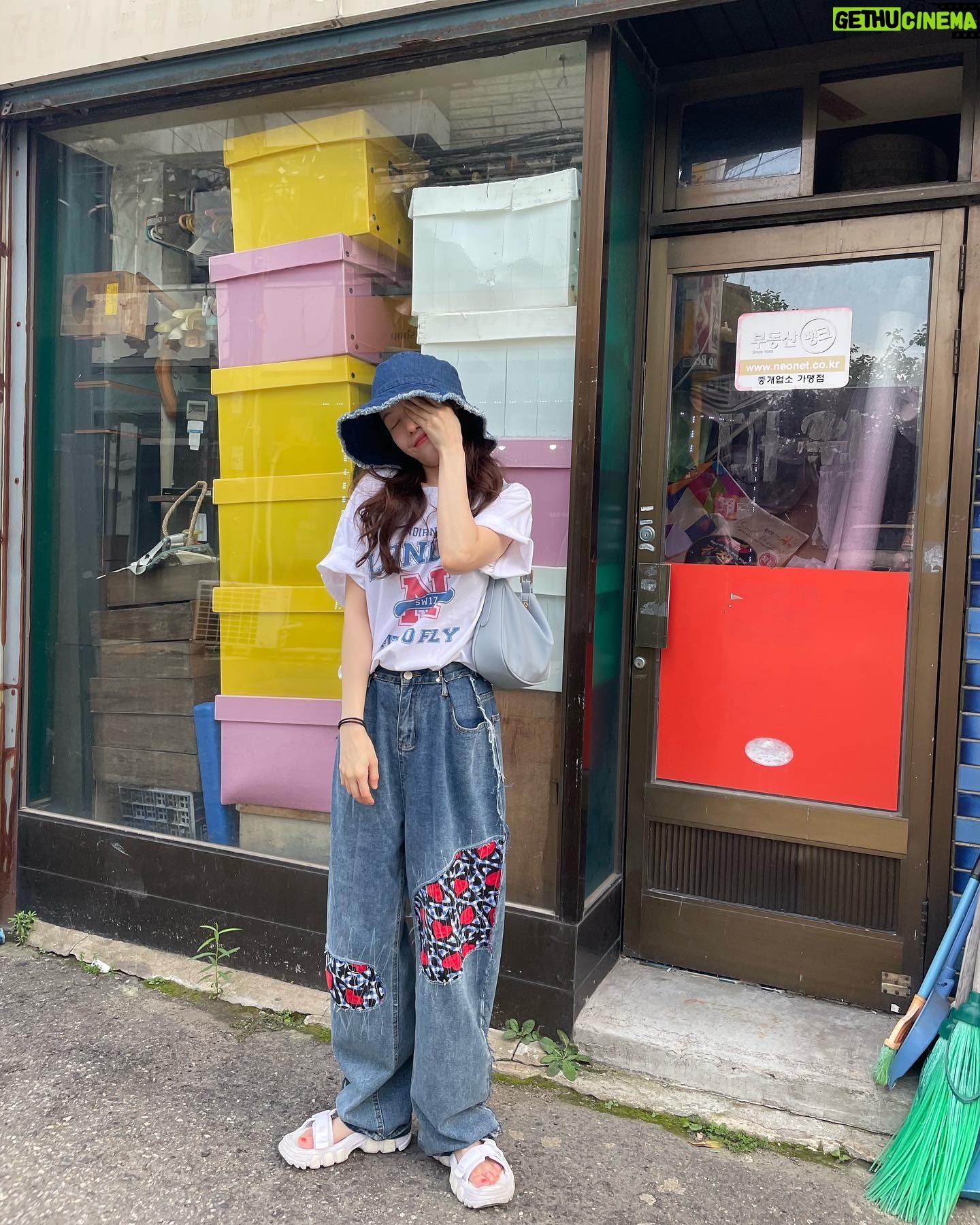 Bang Min-ah Instagram - ⠀ 더우면 다 포기하게 돼 겨울에 다시 가야지🤖