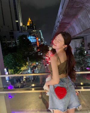 Bang Min-ah Instagram - 모녀셋 여행이었더랬다 🌹
