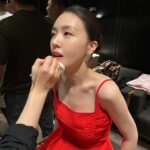Bang Min-ah Instagram – 내일 화사한그녀 개봉합니다🌹
@umaizing 언니랑 OST를 함께 하다니
믿을수없다🪐