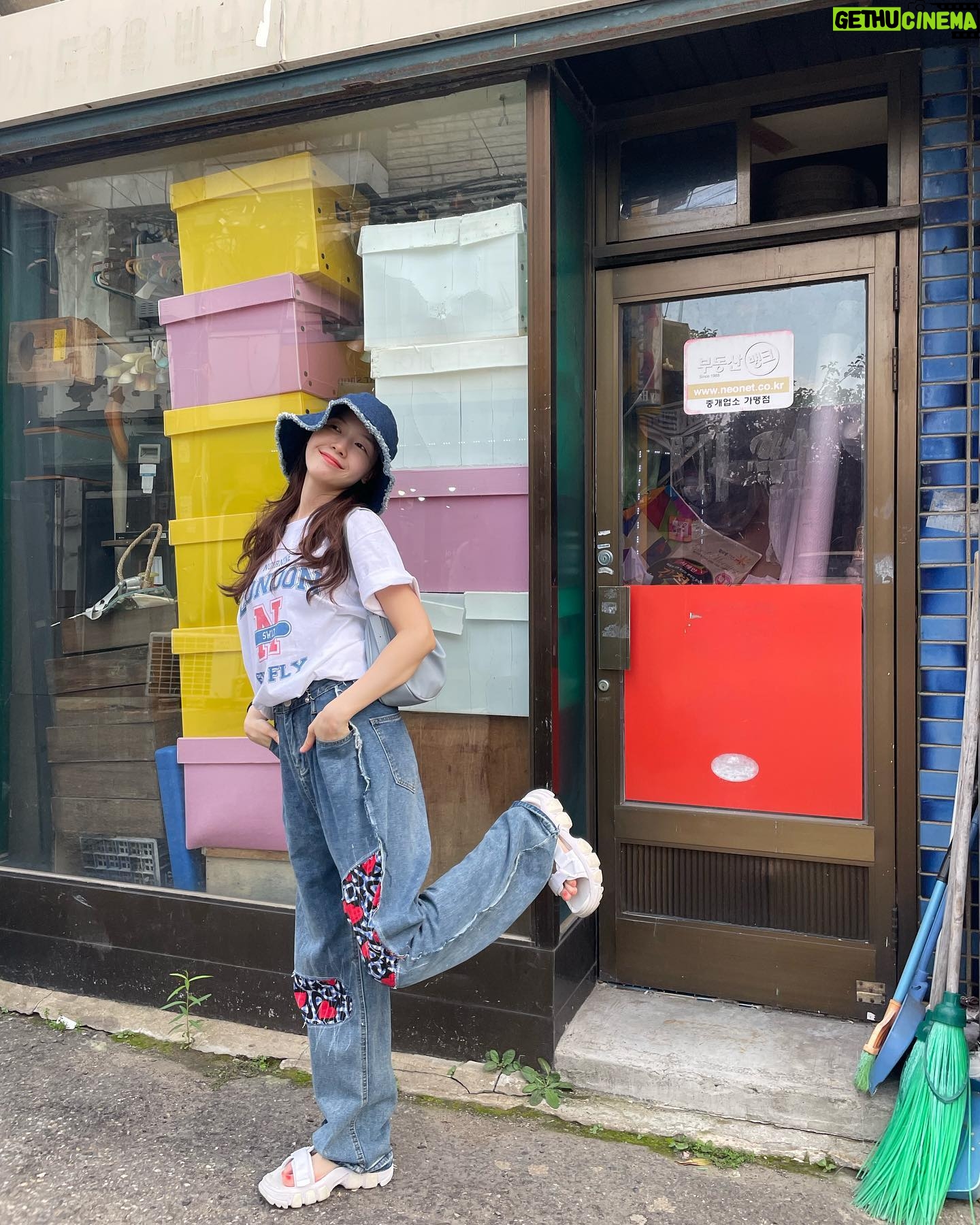 Bang Min-ah Instagram - ⠀ 더우면 다 포기하게 돼 겨울에 다시 가야지🤖