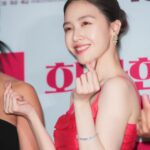 Bang Min-ah Instagram – ⠀
화사한그녀에 이쁜사진을 남겨주신
기자분들 감사합니다💋🌹
예쁘게 해주신 우리 헤메스💇🏻‍♀️💄👗
감사합니다