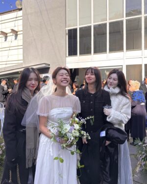 Bang Min-ah Instagram - 우리들의 뜨거웠던 시절
언니의 노력들이 사진처럼 지나가는 순간이었어요
오늘 언니의 행복한 모습을 볼수있어 
저 또한 행복했고
이제 우리들의 언니를 형부에게 양보할게요
소진언니 정말 축하해요🌈💝🎂