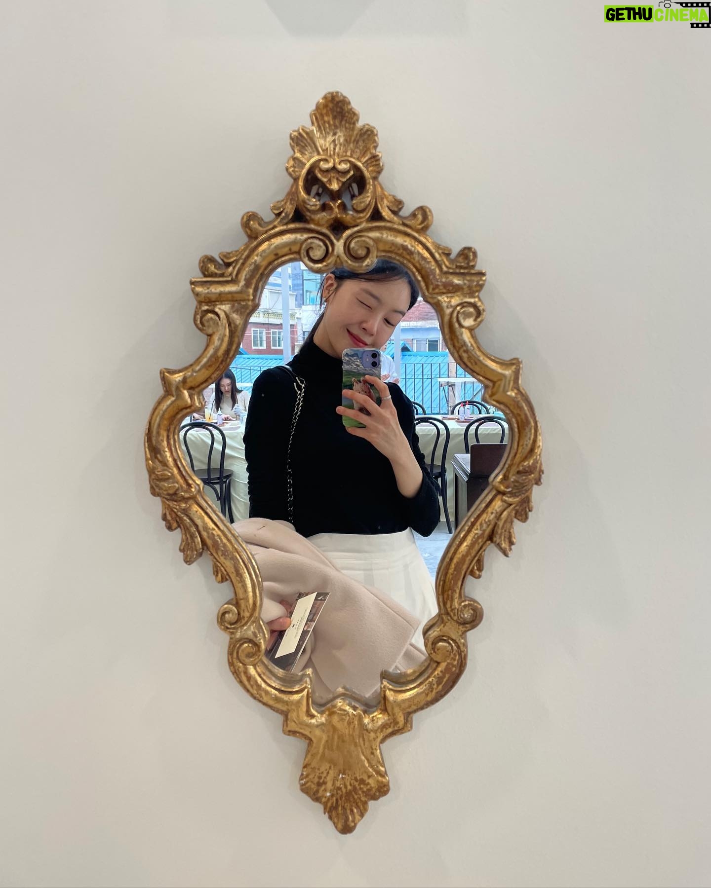 Bang Min-ah Instagram - ⠀ 앤틱하고 빈티지한 컨셉으로 돌아온 @jomalonelondon 🕰 내 취향은 passiflora 이였고 peony 와 레이어드하면 그 향기는 내 세상안엔 분명히 아름다운곳이 있다는걸 증명해주고 나를 그곳으로 데려다준다🌿 ⠀