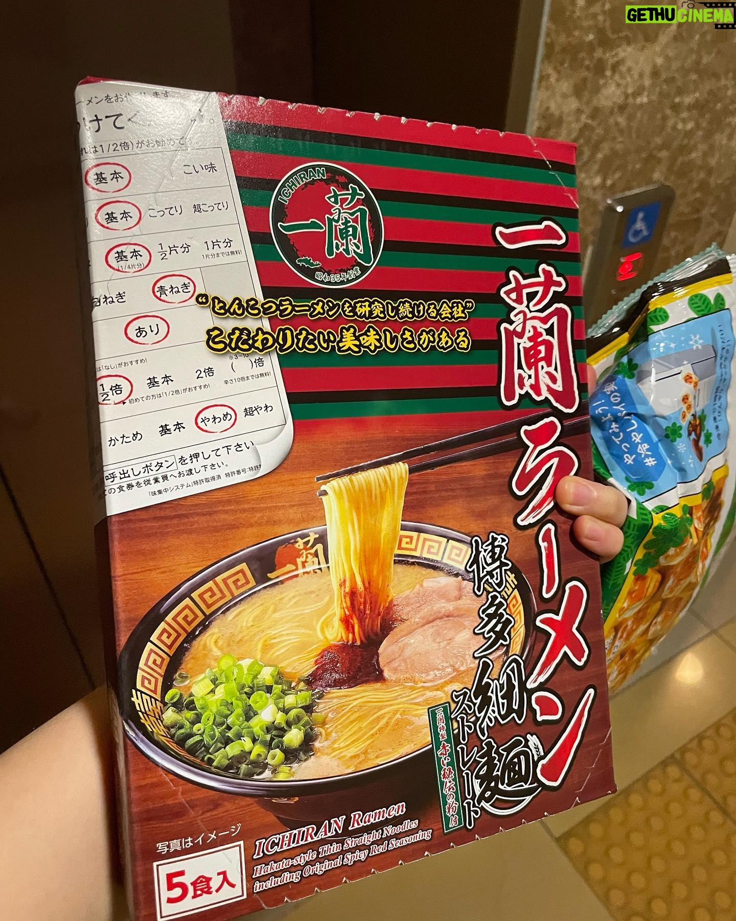 Bang Min-ah Instagram - 난 이거면 충분해🤎 (요즘이치란왤케맛있지)