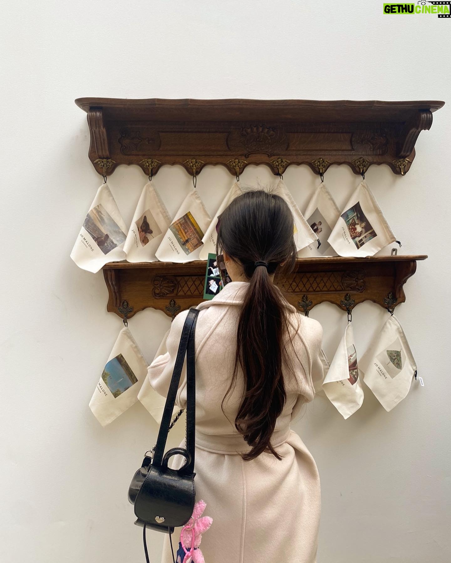 Bang Min-ah Instagram - ⠀ 앤틱하고 빈티지한 컨셉으로 돌아온 @jomalonelondon 🕰 내 취향은 passiflora 이였고 peony 와 레이어드하면 그 향기는 내 세상안엔 분명히 아름다운곳이 있다는걸 증명해주고 나를 그곳으로 데려다준다🌿 ⠀