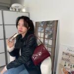 Bang Min-ah Instagram - 엄마가 입던 자켓 가져와버렸다 헷 예쁘지않아? 😎