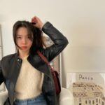 Bang Min-ah Instagram - 엄마가 입던 자켓 가져와버렸다 헷 예쁘지않아? 😎