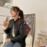 Bang Min-ah Instagram - 엄마가 입던 자켓 가져와버렸다 헷 예쁘지않아? 😎