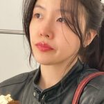 Bang Min-ah Instagram - 엄마가 입던 자켓 가져와버렸다 헷 예쁘지않아? 😎