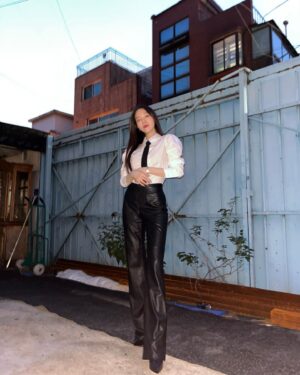 Bang Min-ah Instagram - 올 가을엔
화사한것도 괜찮은듯?🕺🏻🌹