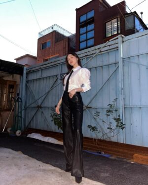 Bang Min-ah Instagram - 올 가을엔
화사한것도 괜찮은듯?🕺🏻🌹
