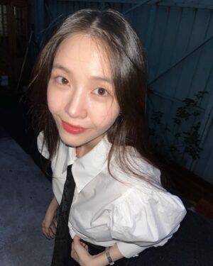 Bang Min-ah Instagram - 올 가을엔
화사한것도 괜찮은듯?🕺🏻🌹