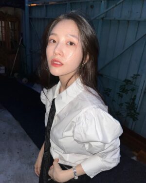 Bang Min-ah Instagram - 올 가을엔
화사한것도 괜찮은듯?🕺🏻🌹
