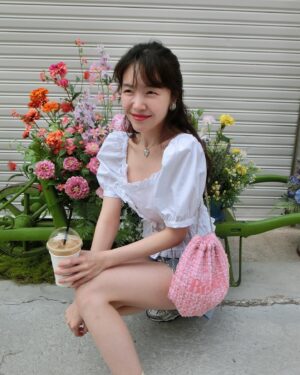 Bang Min-ah Instagram - ⠀
🍦🍦🍦
아이스크림 시급한 요즘...