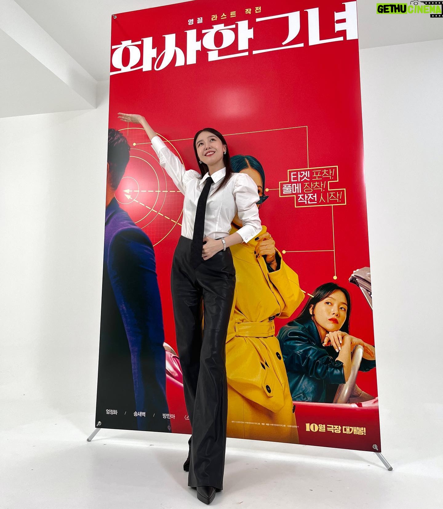 Bang Min-ah Instagram - ⠀ 이번엔 관객들 마음을 훔쳐볼까나 🌹 ⠀ #10월영화 #화사한그녀 #엄정화 #방민아 #송새벽