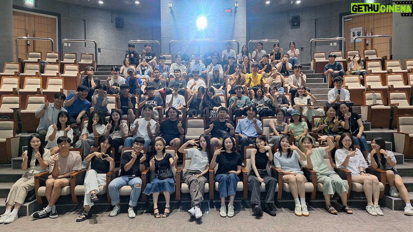 Bang Min-ah Instagram - 끝까지 시간내어주신 학생분들 감사합니다🙌🏻 기념품으로 카이스트 머그컵샀다 헷