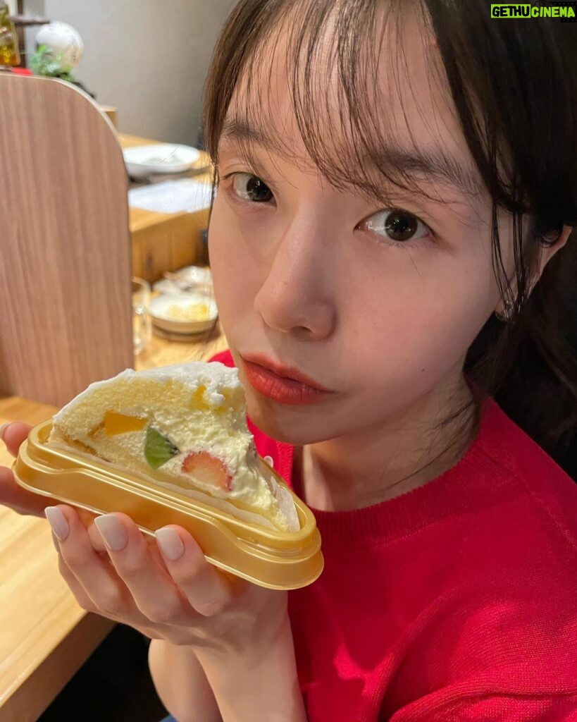 Bang Min-ah Instagram - 일본편의점은 케이크도 맛있어🎂