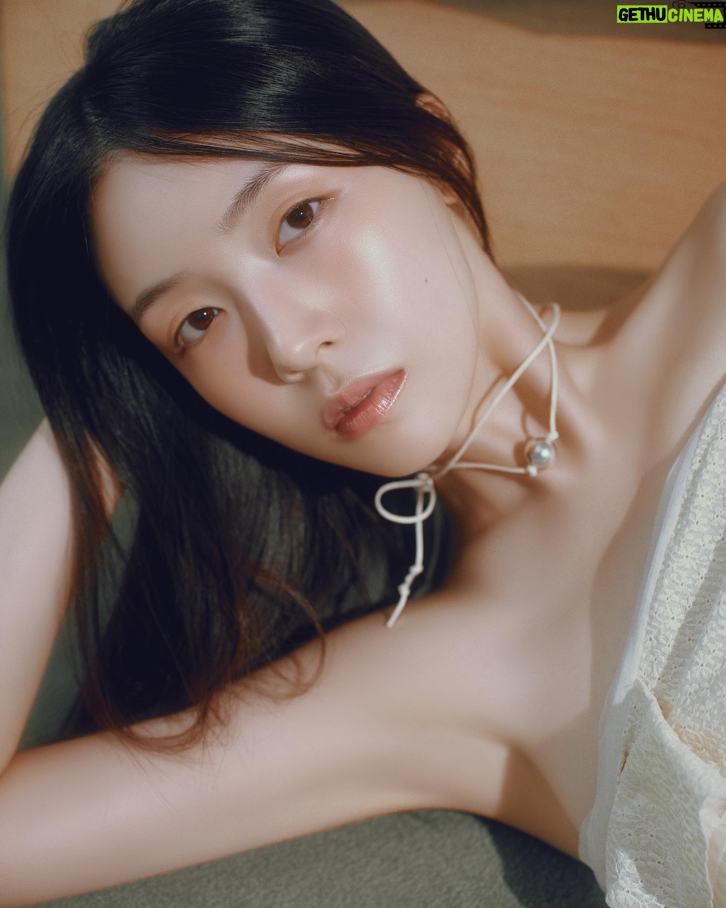 Bang Min-ah Instagram - 오랜친구와 함께 작업할수있어 감사하다🪐