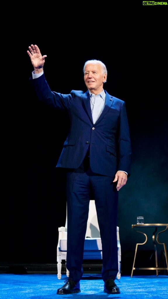 Barack Obama Instagram - From record-breaking job growth to expanding health care coverage, @JoeBiden has spent each and every day working on behalf of the American people. I can’t say the same about the guy running against him.