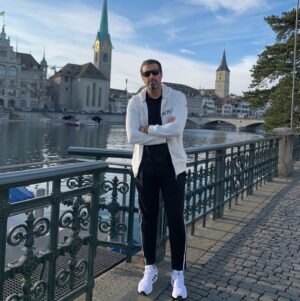 Bassem Yakhour Instagram - ما كنت متوقع التقي بهالعدد من المحبين والرائعين  السوريين والعرب في سويسرا  اكتبولي من وين عم تتابعوني بركي بنلتقي قريباً🤍🤍؟؟؟