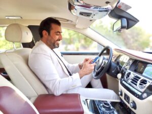 Bassem Yakhour Instagram - احياناً مسج صغيرة أو كلمة لطيفة أو تعليق جميل من شخص محب بتجعل يومك بالكامل سعيد كل الحب لكم أصدقائي الرائعين 🤍🌷🌷🌷#دراما #سوريا #باسم_ياخور #ضيعة_ضايعة #ابو_نبال_شيخ_الوادي