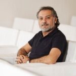 Bassem Yakhour Instagram - مع اخر أيام هذا العام رحل بشكل مفاجئ اليوم الاستاذ والصديق المخرج حاتم علي . ترجل الفارس مبكرا عن صهوة جواده. تاركاً في قلوب الكثيرين غصة مؤلمة لن تنسى وابداعات لن تنسى رحل مبدع. التغريبة الفلسطينية والملك فاروق والزير سالم وصلاح الدين و صقر قريش و العراب رحل حاتم علي رحمه الله واسكنه فسيح جناته والهم ذويه وعائلته الصبر 🙏🏻