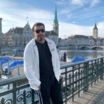 Bassem Yakhour Instagram - ما كنت متوقع التقي بهالعدد من المحبين والرائعين السوريين والعرب في سويسرا اكتبولي من وين عم تتابعوني بركي بنلتقي قريباً🤍🤍؟؟؟