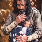 Bassem Yakhour Instagram – البطولة يولدها الإنكسار واليأس.  والقوة تكمن في الضعف أحياناًً نحن لا نقدم بطلاً خارقااً بل انساناً يكافح من أجل خلاص أولاده . #العربجي_نار_من_رحم_الظلم  #باسم_ياخور #دراما_سورية  #مسلسلات_رمضان2023  #العربجي