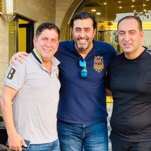 Bassem Yakhour Instagram - طلعت معي هالصورة اللي جمعتني بمحمد قنوع الله يرحمه في أربيل من سنتين ، الوقت بيركض وبنودع احباب وبنفقد جزء غالي من ذكرياتنا ولحظاتنا للأسف هالسنة ودعت فيها أشخاص غاليين عقلبي كتير  وهالسنة رح نفتقد وجود محمد بضحكته و مزحه وحكياته  بكل لحظة عم نصور فيها مشهد من مشاهد العربجي الله يرحمك يامحمد تركت فينا فراغ وحزن كبير .