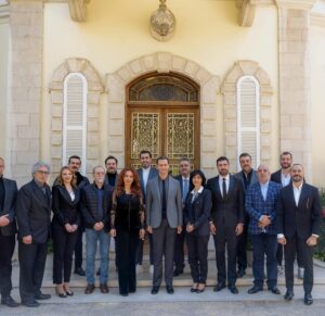 Bassem Yakhour Instagram - تشرفت ومجموعة من الزملاء من نجوم الدرما السورية بلقاء السيد الرئيس بشار الأسد في دمشق وكان الحوار البناء النابع من القلب إلى القلب  بهدف  الارتقاء بالدراما السورية بشقيها الفني والإنتاجي وتجاوز الصعاب وما خلفته الحرب والحصار على سورية على صناعة الدراما