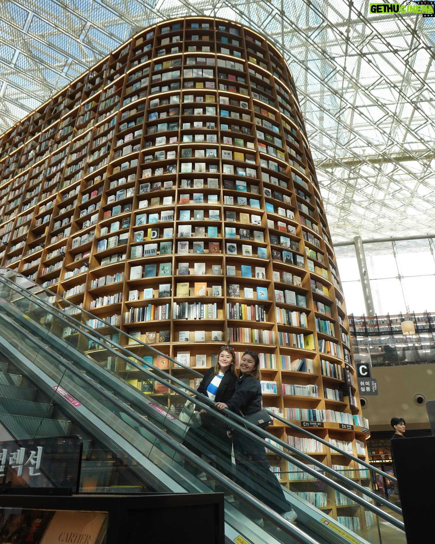 Bea Alonzo Instagram - Hello from Korea!! I got curious about this library in the middle of Seoul and decided to check it out. It’s so beautiful and filled with people pretending to read for the gram, myself included 🤣 @discover_grp