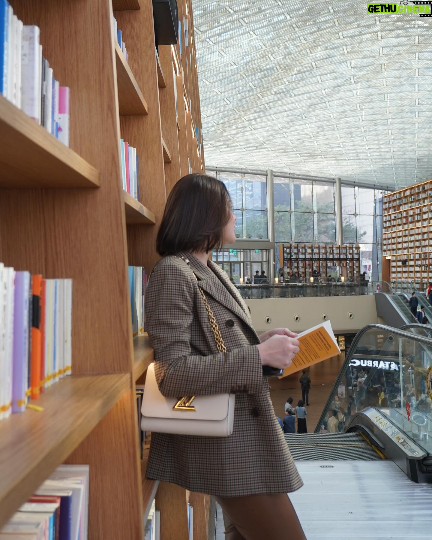 Bea Alonzo Instagram - Hello from Korea!! I got curious about this library in the middle of Seoul and decided to check it out. It’s so beautiful and filled with people pretending to read for the gram, myself included 🤣 @discover_grp