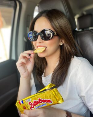 Bea Binene Instagram - always a passenger princess 🤭 

and my fave snack anywhere, everywhere? Buttercream Original! 😋 @croleyfoods.ph 

#KasamaAngSunflowerCrackers @SharingSunflowerCrackers