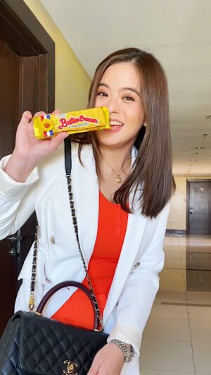 Bea Binene Instagram - Today's baon: my fave, Buttercream Original! We always have this in our pantry! Kayo, anong paborito nyong Buttercream flavor? ☺️ 

#SharingSunflowerCrackers #KasamaAngSunflowerCrackers 
@croleyfoods.ph